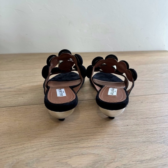 Alaia Bombe embellished suede sandals - Picture 3 of 6